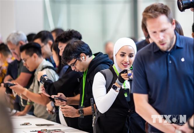 Khách hàng trải nghiệm các sản phẩm của Apple tại Cupertino, California, Mỹ. (Ảnh: THX/TTXVN) Media